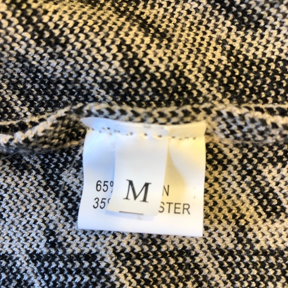 MEDIUM HOUNDSTOOTH Billie Sweater Vest.
Sleeveless Knit Roomy - Picture 10 of 11